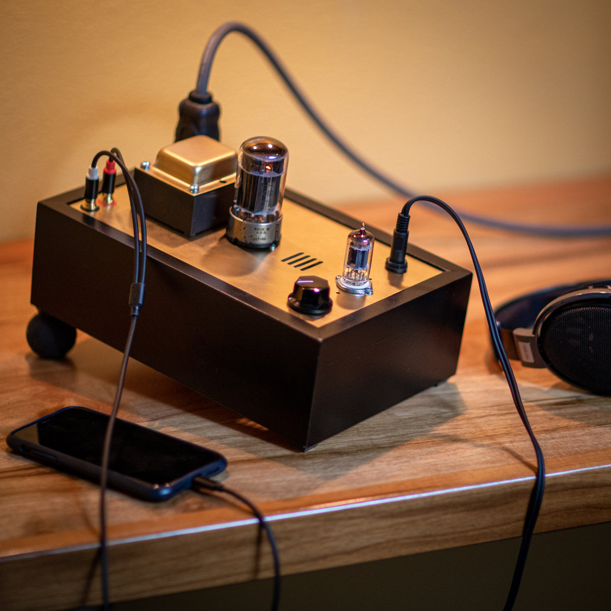 Bottlehead Crack connected to a mobile phone and headphones.